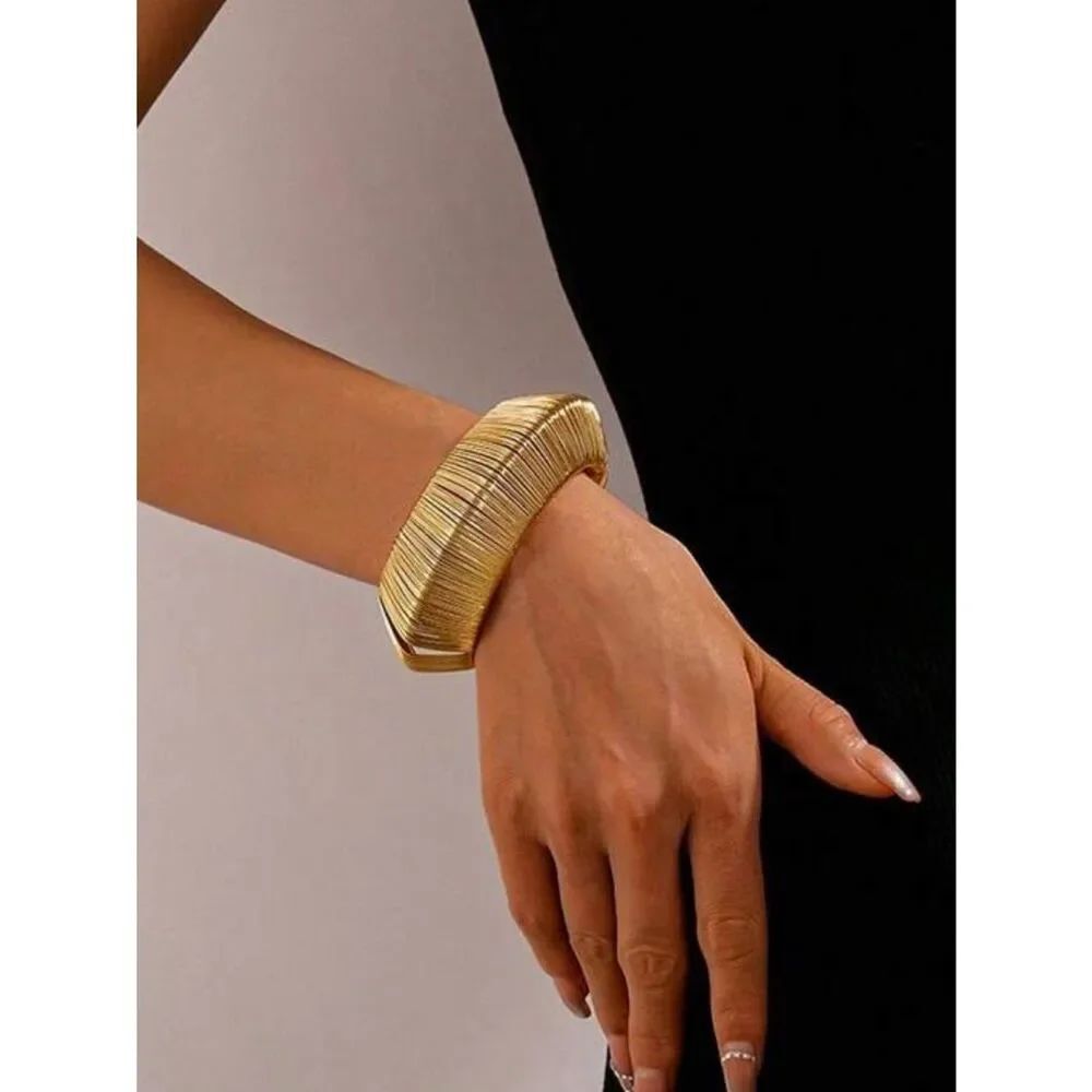 Gold Wrapped Wire Cuff bracelet R638 - Picture 2 of 2